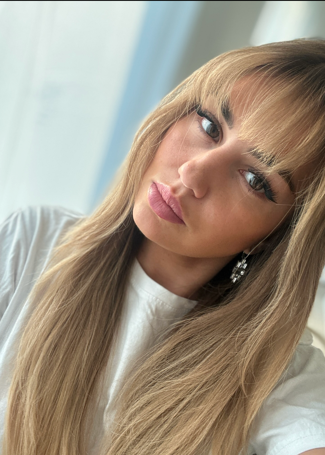 Warm blonde wig with brown roots and bangs