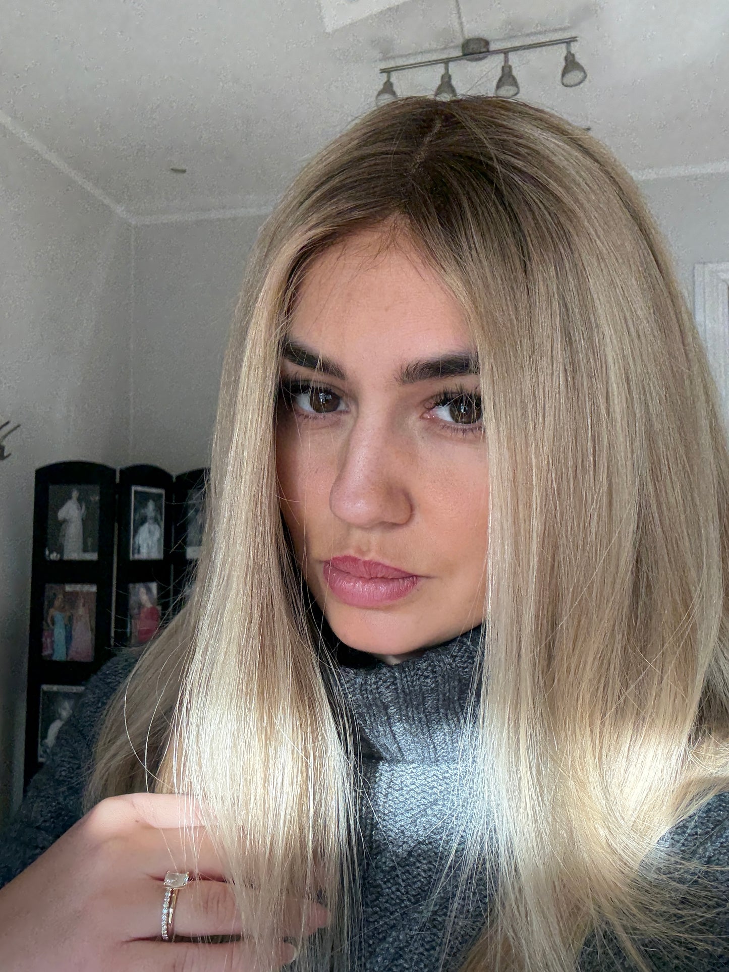 Blonde wig (please note that the roots are not bleached)