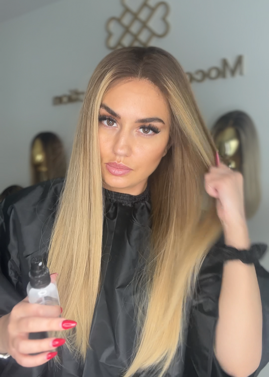 Warm blonde wig with brown roots