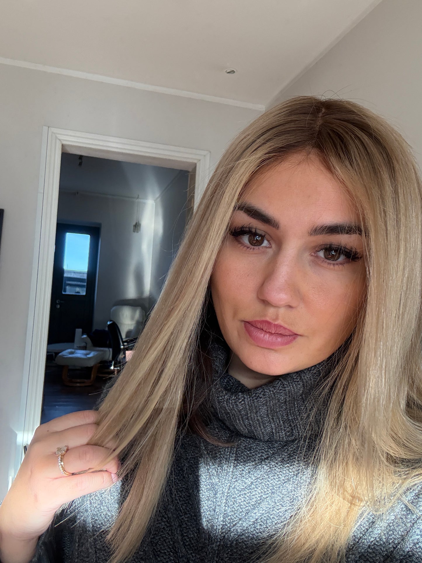 Blonde wig (please note that the roots are not bleached)